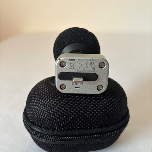 Shure MOTIV MV88 Digital Stereo Condenser Microphone for iPhone (Lightning) - Picture 7 of 16